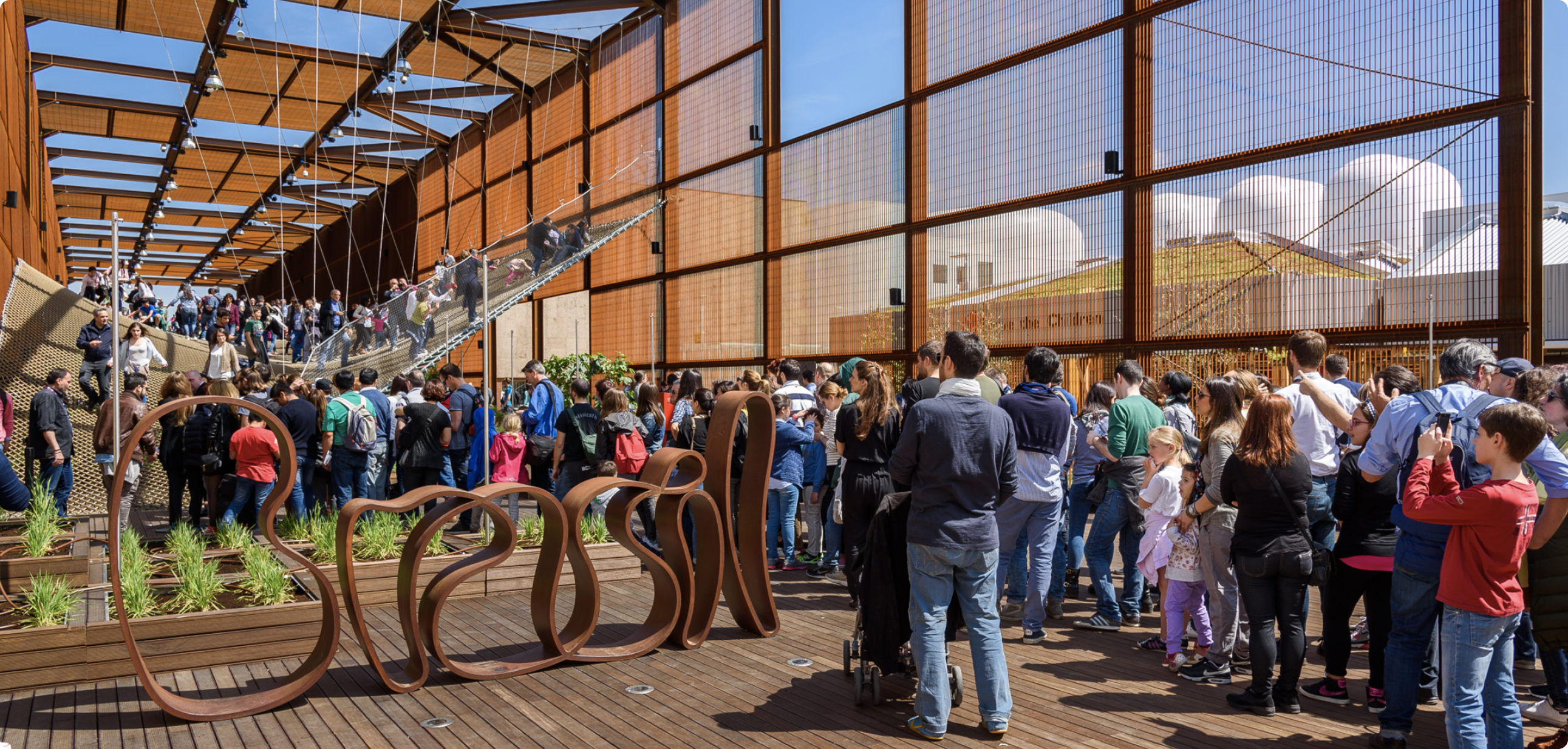 ApexBrasil coordinated the Brazil Pavilion at several Expos: Shanghai in 2010, Milan in 2015, Dubai in 2021, and is now organizing the Pavilion for Expo Osaka. The Brazil Pavilion at Expo Milan 2015 (above) attracted 5.3 million visitors, accounting for nearly 25% of the total 21.5 million attendees.