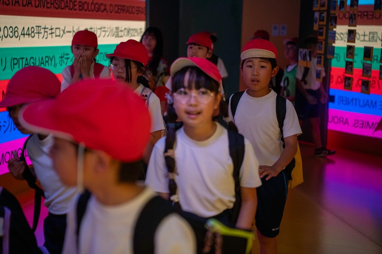 Crianças percorrendo o Pavilhão do Brasil na Expo Osaka