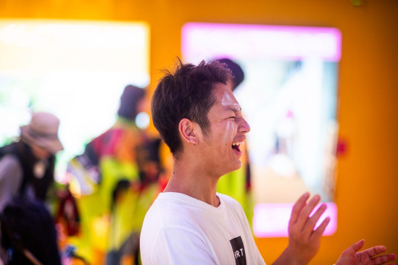 Visitante rindo no Pavilhão do Brasil na Expo Osaka